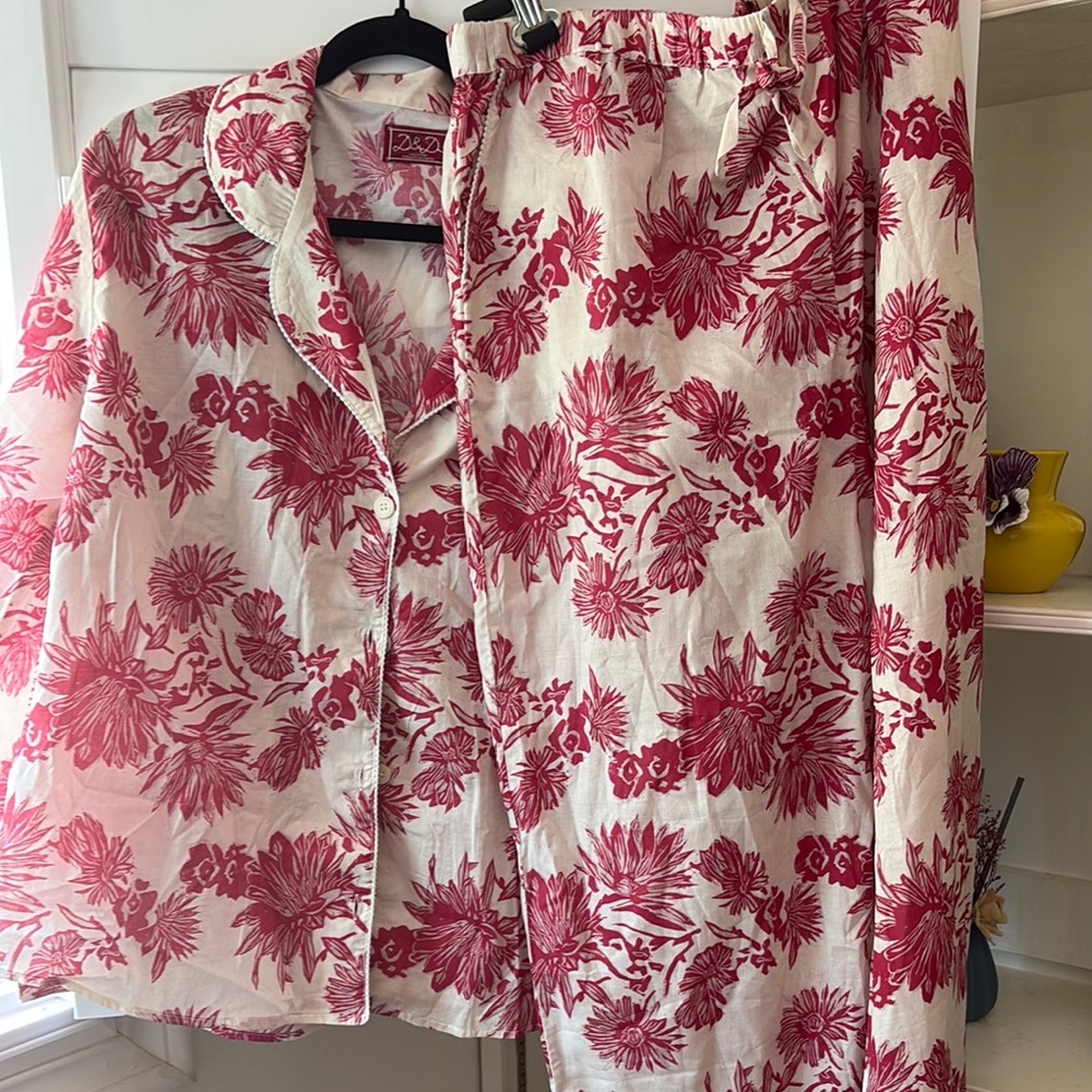Desmond & Dempsey Handpainted Pajama Set w/ Floral Magenta & Creamy White Design